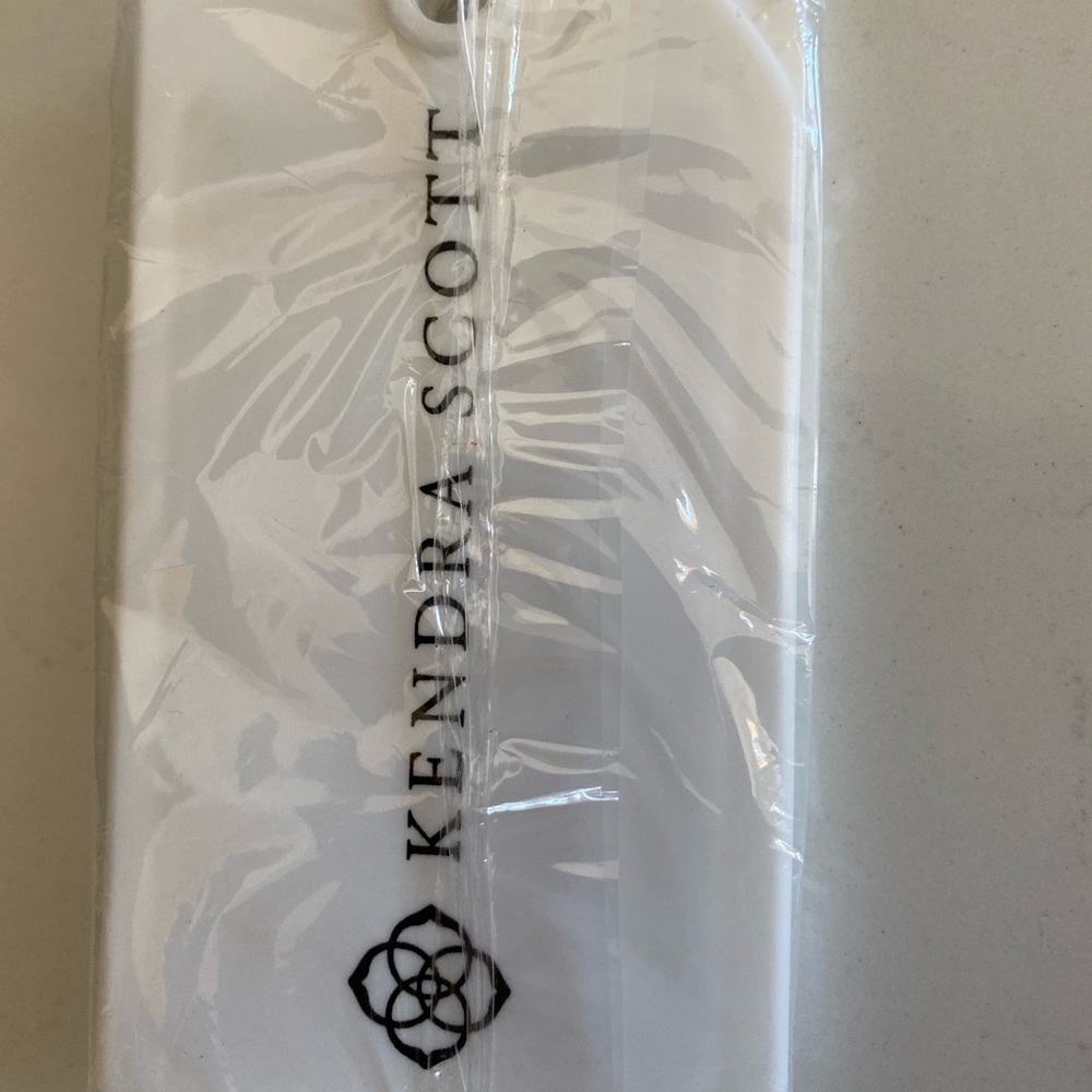 Kendra Scott luggage tag